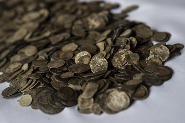 Hơn 2.000 đồng xu vàng đã lộ dần ra khi mực nước sông Danube cạn ở mức kỷ lục. (Nguồn: Hungary Today)
