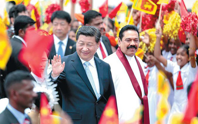Cựu Tổng thống Sri Lanka Mahinda Rajapaksa đón Chủ tịch Trung Quốc Tập Cận Bình tại Colombo, Sri Lanka năm 2014. (Ảnh: China Daily)
