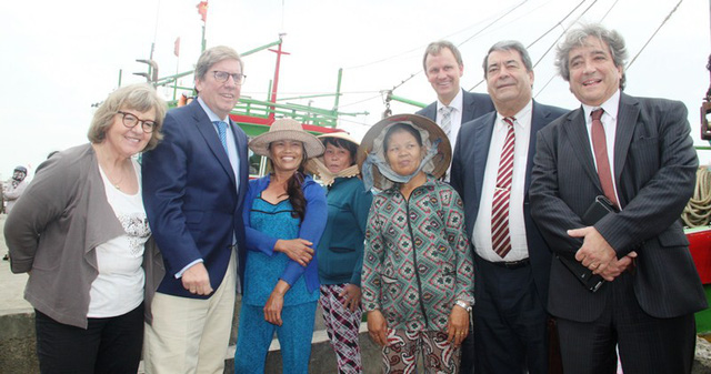 Các thành viên đoàn công tác rất thân thiện, chụp hình với bà con ngư dân ở Cảng cá Quy Nhơn.
