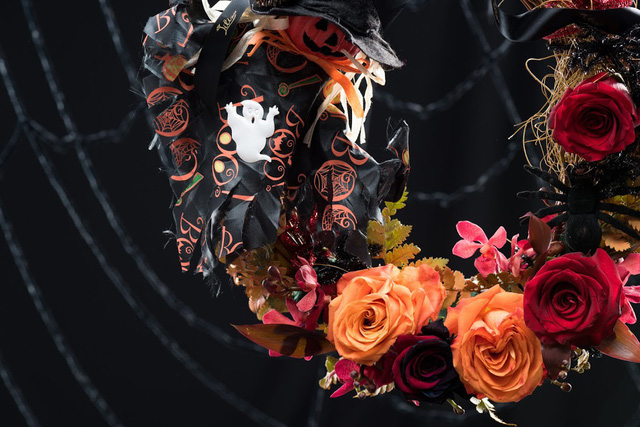 Vòng nguyệt quế Halloween được kết hợp bởi hoa hồng Ecuador và phụ kiện Halloween độc đáo.