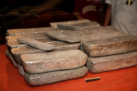 Những thanh bạc nặng hơn 36 kg 300 năm tuổi vừa được tìm thấy ngoài khơi Florida, Mỹ.