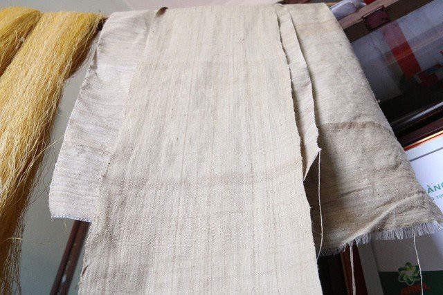 
Loại tơ sen này được bà dùng để dệt thành khăn và bán với giá vài triệu đồng mỗi chiếc

