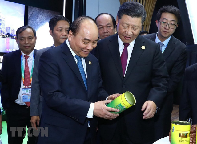 Thủ tướng Nguyễn Xuân Phúc và Chủ tịch Trung Quốc Tập Cận Bình thăm gian hàng của Việt Nam tại Hội chợ (ảnh: TTXVN)
