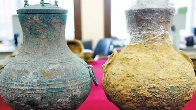Hai chiếc bình đồng cổ được tìm thấy trong khu mộ được cho là có từ cuối triều Tây Hán. (Nguồn: Baidu)