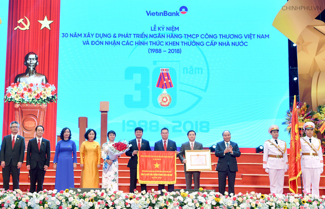 Thay mặt lãnh đạo Đảng, Nhà nước, Thủ tướng đã trao Huân chương lao động Hạng Nhất, Cờ thi đua của Chính phủ cho Vietinbank. Ảnh VGP/Quang Hiếu