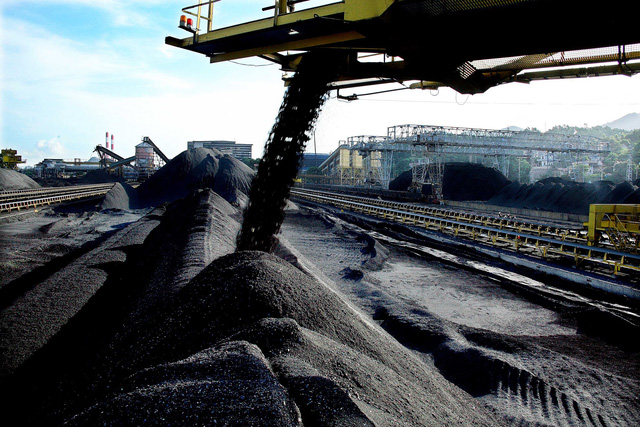 Việt Nam ngày càng nhập than với giá cao phục vụ sản xuất trong nước.