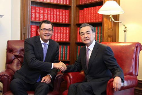 
Ngoại trưởng Trung Quốc Vương Nghị gặp Thủ hiến Victoria Daniel Andrews tại Australia năm 2017. (Ảnh: Bộ Ngoại giao Trung Quốc)
