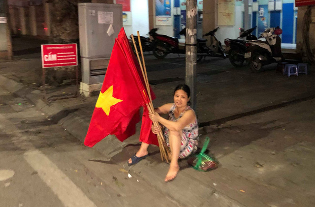 Dân bán cờ Tổ quốc than ế dù tuyển Việt Nam thắng Malaysia
