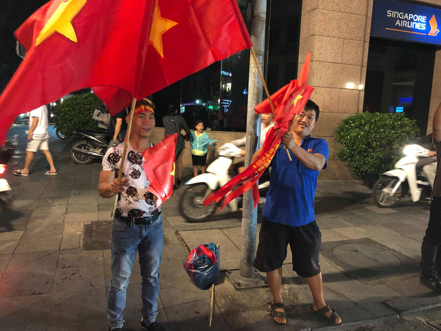 Dù không được đắt hàng như những lần trước nhưng một số người bán vẫn tỏ ra rất vui vì tuyển Việt Nam chiến thắng. (Ảnh: Hồng Vân)