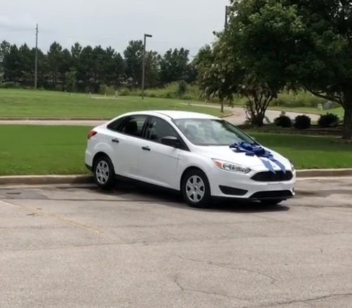 
Chiếc Ford Focus trị giá 18.000 USD được gắn ruy băng xanh. Ảnh: Instagram
