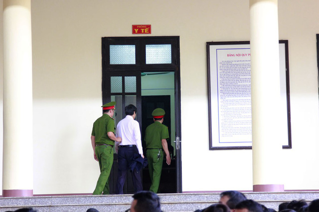 Bị cáo Phan Văn Vĩnh (ảnh trên) và Nguyễn Thanh Hóa vào phòng y tế.