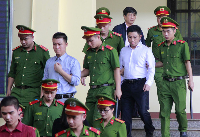 Bị cáo Phan Sào Nam (bên trái) và Nguyễn Văn Dương (đeo kính) vào phòng xử án.