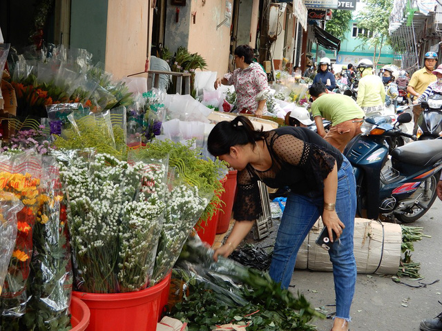 Chợ bán hoa sỉ nhộn nhịp người bán người mua 
