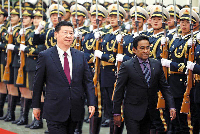 
Chủ tịch Trung Quốc Tập Cận Bình đón cựu Tổng thống Maldives Abdulla Yameen tại Bắc Kinh năm 2017. (Ảnh: Tân Hoa Xã)
