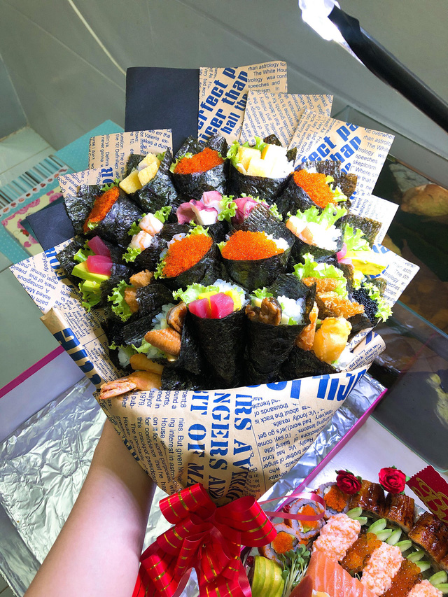 Bó hoa sushi có giá từ 2 triệu đồng trở lên. (Ảnh: Hồng Vân)