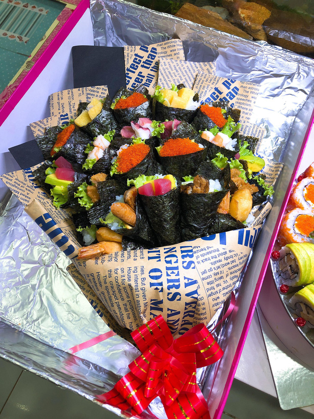 Bó hoa sushi được đặt vào hộp cẩn thận để vận chuyển an toàn nhất có thể. (Ảnh: Hồng Vân)