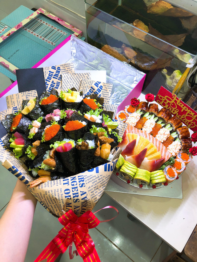 Một anh chồng người Nhật Bản vừa đặt một bó hoa sushi và bánh gato sushi tặng vợ người Việt Nam làm giáo viên. (Ảnh: Hồng Vân)