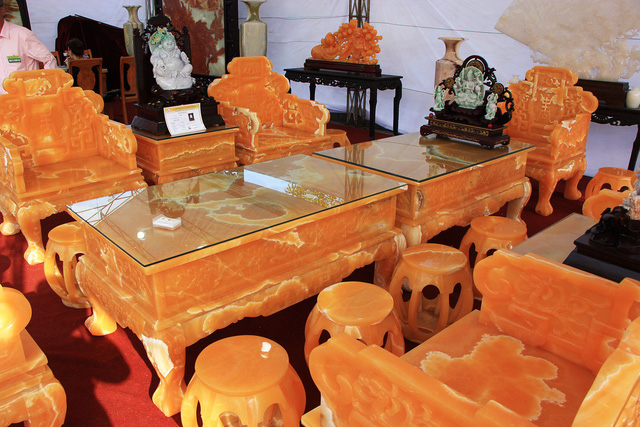 Trao đổi với PV Dân trí, Nghệ nhân Tô Chinh, chủ nhân của bộ bàn ghế cho biết, đây là bộ bàn ghế được làm từ 50 tấn ngọc Hoàng Long có xuất sứ từ Trung Mỹ, nhập về Việt Nam và do các thợ lành nghề nhất chế tác.