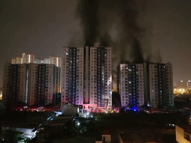 
Vụ cháy chung cư Carina Plaza, quận 8 gây thiệt hại nghiêm trọng về người và tài sản (ảnh: Trương Nhân)
