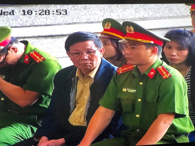 
Cựu Trung tướng Phan Văn Vĩnh ngồi nghe đại diện VKS luận tội
