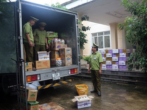 Xe tải chở sữa chua uống Trung Quốc nhập lậu bị Đội Quản lý thị trường thu giữ.