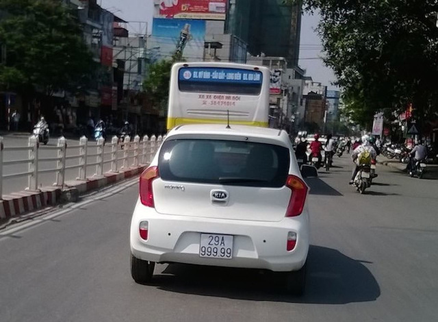 
 Chiếc Kia Morning sở hữu biển số Hà Nội “ngũ 9” siêu đẹp đã “dậy sóng” truyền thông khi xuất hiện trên đường. 
