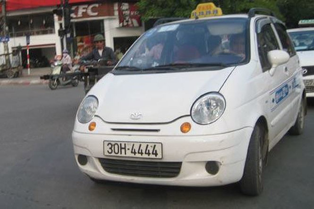 
 Một chiếc taxi hiệu Daewoo đời cũ biển tứ quý 4 ở Hà Nội
