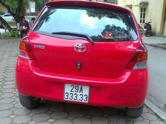 
Một chiếc Toyota Yaris màu đỏ với biển số khủng ngũ quý 3 của một chủ nhân sống ở Hà Nội.
