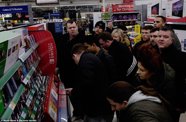 Dòng người tập trung đông đúc tại các kệ hàng trong một siêu thị tại Anh. (Ảnh: North News)