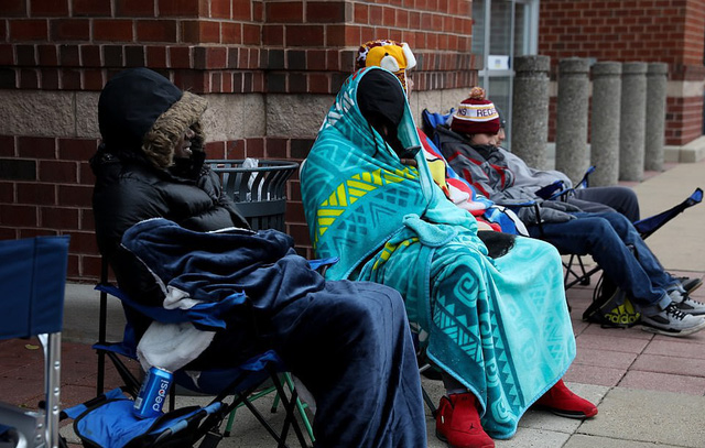 Nhiều người New York đã mang ghế và chăn ra trước các cửa hàng từ đêm hôm trước để chờ tới lượt (Ảnh: Dailymail)
