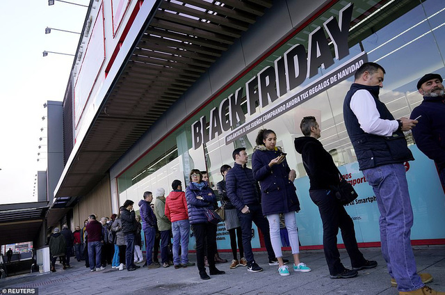 Tại Barakaldo, Tây Ban Nha, ngay từ sáng sớm, hàng dài người đã xếp hàng chờ cửa hàng mở cửa để có thể tìm được những món đồ ưng ý. (Ảnh: Reuters)
