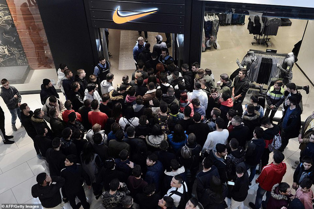 Dòng người đổ xô vào một cửa hàng của thương hiệu đồ thể thao nổi tiếng thế giới tại Thessaloniki, Hy Lạp. (Ảnh: Getty)
