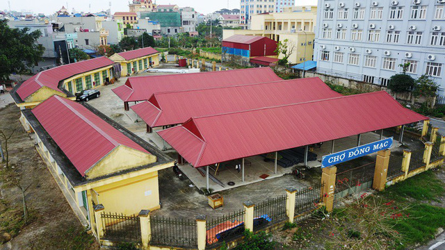 Chợ Đông Mạc nằm ở vị trí giáp ranh giữa ba phường: Lộc Hạ, Thống Nhất và Hạ Long thành phố Nam Định