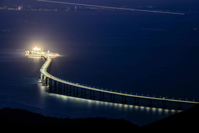 Cầu vượt biểu dài nhất thế giới nối liền Châu Hải, Hong Kong và Ma Cao (Ảnh: AFP)