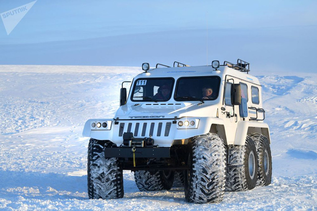 Tổng thống Putin ngồi trên một chiếc xe địa hình ATV trong chuyến thăm quần đảo Franz Josef Land, cực bắc Nga hồi tháng 3 năm ngoái.