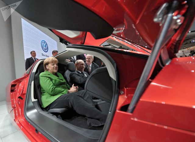 Ông Putin và Thủ tướng Đức Angela Merkel vui vẻ khi ngồi chiêm ngưỡng một chiếc siêu xe trong buổi triển lãm thương mại Hannover Messe, Đức, hồi tháng 8/2013.