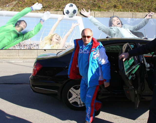 Tổng thống Nga diện bộ trang phục thể thao khỏe khoắn bước xuống từ siêu xe trong chuyến thăm khu nghỉ dưỡng trượt tuyết Krasnaya Polyana, Sochi vào tháng 1/2013.