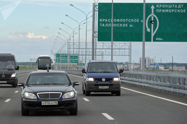 Ông Putin thời kỳ còn làm Thủ tướng Nga lái một chiếc “xế hộp” Mercedes khi đích thân đi thị sát Đường vành đai Saint Petersburg hồi tháng 11/2011.