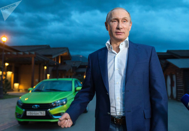 Ông Putin tới khu phức hợp khách sạn Polyana.1389 bằng chiếc xe riêng Lada Vesta tham gia sự kiện của câu lạc bộ đối thoại Valdai, Sochi vào năm 2015.