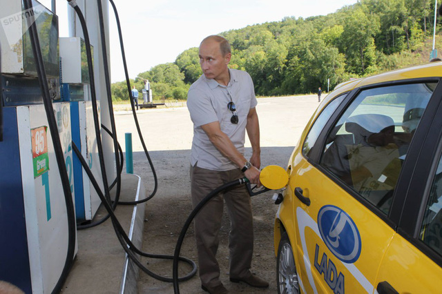 Cựu Thủ tướng Putin dừng lại đổ xăng cho chiếc xe của mình khi tự lái tới thăm cơ sở xây dựng nhà máy thủy điện Nizhne-Bureyskaya tháng 8/2010.