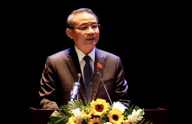 
Ông Trương Quang Nghĩa - Bí thư Thành uỷ, Trưởng đoàn ĐBQH TP Đà Nẵng - phát biểu tại buổi tiếp xúc cử tri thành phố sáng 27/11.
