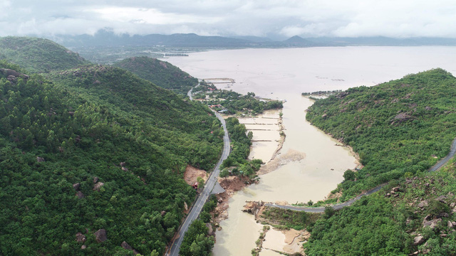 Cầu dài 50m dẫn vào bán đảo Bình Lập (TP Cam Ranh) bị cuốn trôi hoàn toàn (Ảnh: Trí Nguyễn)