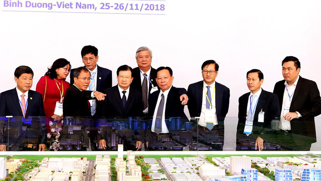 Phó Thủ tướng Trịnh Đình Dũng cùng các đại biểu tham quan mô hình thành phố mới Bình Dương.