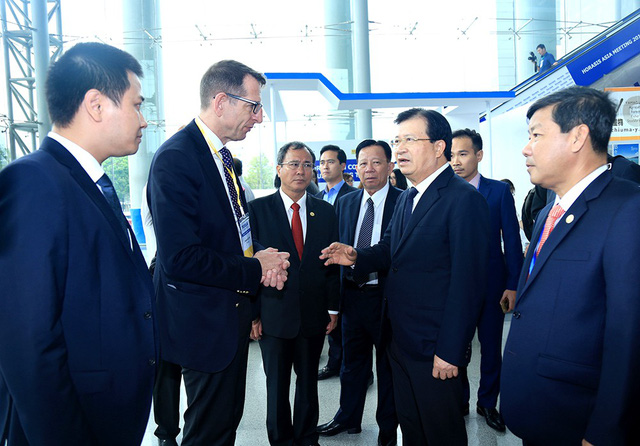 Phó Thủ tướng Trịnh Đình Dũng trao đổi với Tiến sĩ Frank-Jürgen Richter – Chủ tịch và Người sáng lập Horasis.