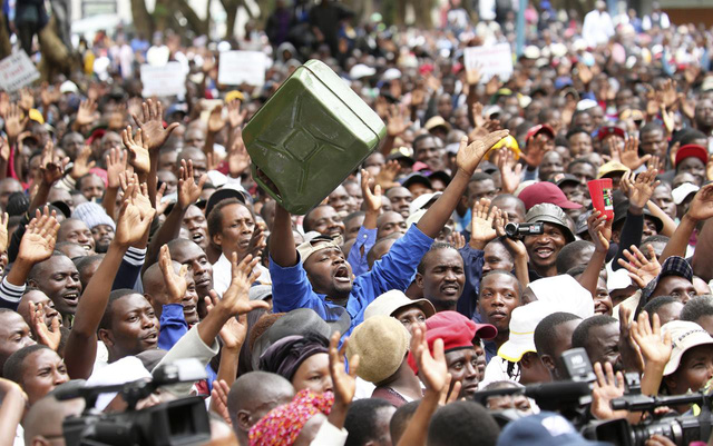 Lo ngại về sự sụp đổ kinh tế của Zimbabwe, hàng ngàn người dân ra đường biểu tình. (Nguồn: Money1055)