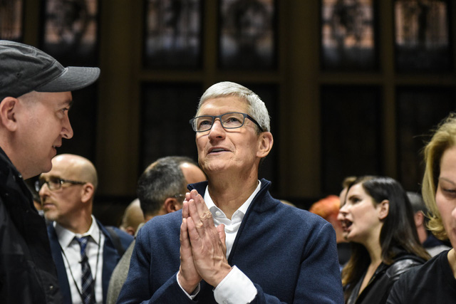 CEO Tim Cook có thể sẽ chủ đích biến Apple trở thành một công ty dịch vụ.