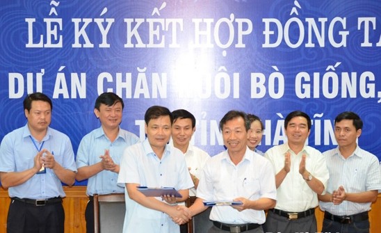 Ông Kiều Đình Hoà trong buổi lễ ký kết hợp đồng tín dụng với Công ty CP Chăn nuôi Bình Hà năm 2015 (ảnh: Báo Hà Tĩnh)