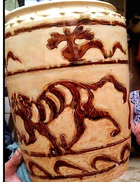 Chiếc bình gốm cổ với hình rồng, hổ vờn nhau được bán với giá 400 triệu đồng.