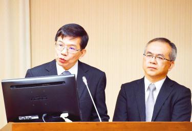 Thứ trưởng Wang Kwo-tsai (bên trái) hôm qua đã trả lời các câu hỏi từ các nhà lập pháp tại một cuộc họp của Ủy ban Giao thông vận tải, Ủy ban Lập pháp tại Đài Bắc.