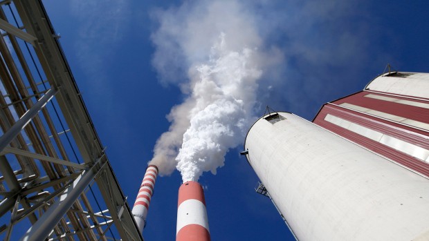 Khói bốc lên từ trạm điện đốt than chính trong khu phức hợp nhà máy nhiệt điện than của Serbia vay vốn của Trung Quốc. (Nguồn: CTV News)